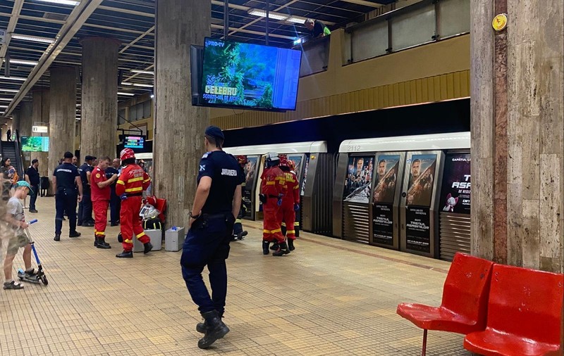 Incident la metrou. Un bărbat a murit în stația Piața Unirii, după ce a sărit de pe peron