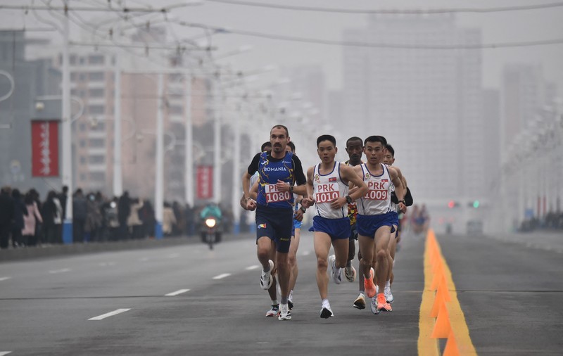 Un român poreclit „Vampiro” a alergat în Maratonul din Coreea de Nord. Cine este Ștefan Iulius Gavril