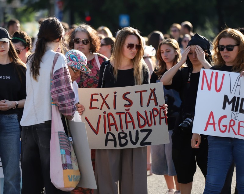 Imagini cu vedetele la protestul din Piața Victoriei după moartea Teodorei Marcu. Delia, Theo Rose și Irina Rimes au cerut dreptate