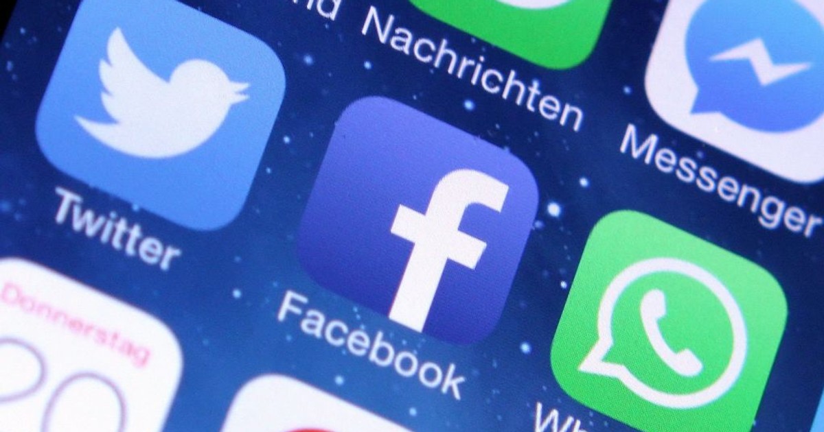 Franța și Germania acuză Facebook și WhatsApp de colectare ilegală de date. Franța cere ca WhatsApp să nu mai transmită către Facebook informații despre utilizatorii săi, iar Germania a decretat că Facebook face abuz de poziție dominantă și își spionează utilizatorii prin intermediul butoanelor de ”Like”, prezente în aproape toate site-urile din lume
