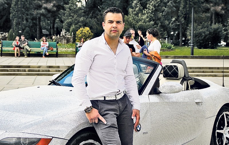 Culmea dichisului! La soare te poți uita, dar la mașină, ba!