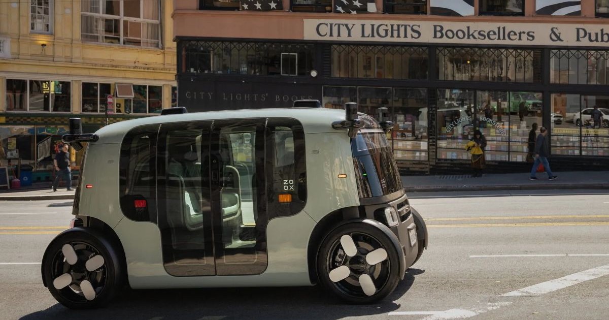 Masina autonoma robotaxi pe strada