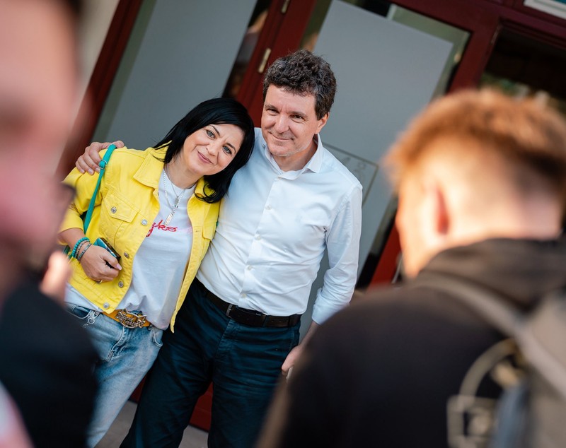 După vizita din Praid, președintele Nicușor Dan, ca acasă în Secuime: a stat cu liderii UDMR la o terasă oarecare și s-a fotografiat cu localnicii