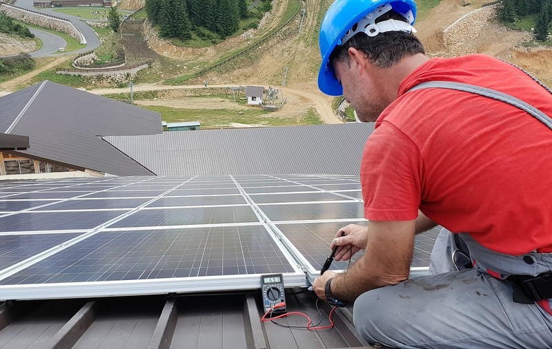 Expert: În cinci ani, România ar urma să producă toată energia electrică din surse regenerabile. „Avem capacitatea de a concura cu orice stat din lume”