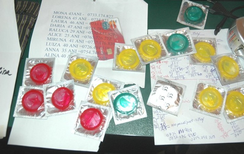 Foto | Bordelul "babelor"! Două femei de 45 şi 48 de ani îşi satisfăceau clienţii într-un salon de masaj erotic