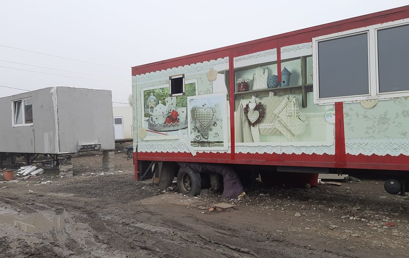 Oamenii din Miercurea Ciuc ale căror case au ars în ianuarie 2021, mutați în containere fără electricitate. Primăria spune că „de mâine va fi curent”