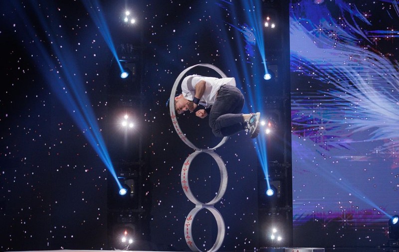 Hou Kai, primul Golden Buzz al sezonului 15 Românii au talent, a fost trimis în semifinală de Pavel Bartoș și Smiley. Povestea uluitoare a acrobatului de Cartea Recordurilor