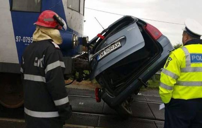 A scăpat ca prin minune dintr-o mașină izbită de tren și târâtă zeci de metri!