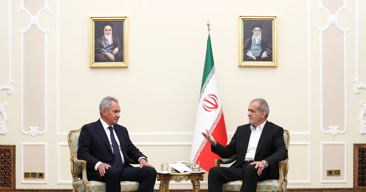 Serghei Șoigu (stânga), primit de Masoud Pezeshkian Foto: Profimedia