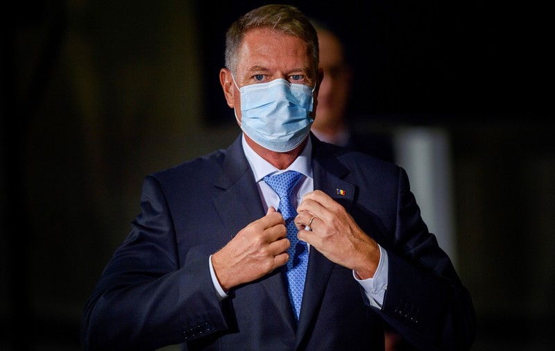 Klaus Iohannis crede că-l compromite doar pe Dacian Cioloș, dar președintele caricaturizează ideea democratică