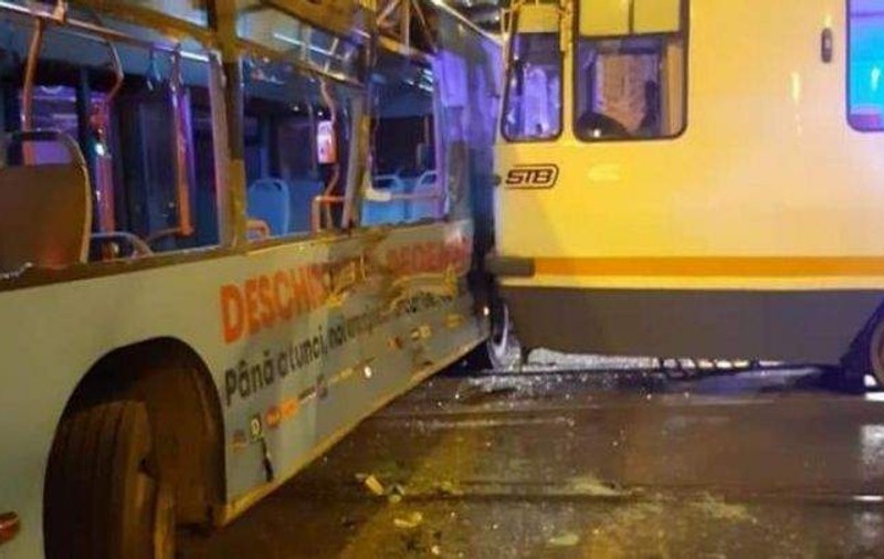 Accident în zona Piața Presei, la capătul liniei 41. Un tramvai a lovit un autobuz al liniei 641