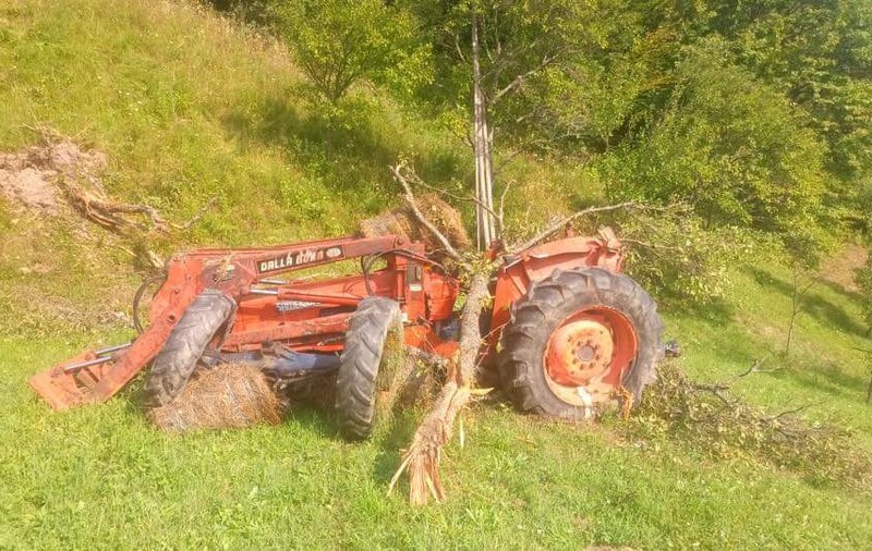 Bărbat de 58 de ani din Arad, strivit de un tractor care s-a răsturnat peste el