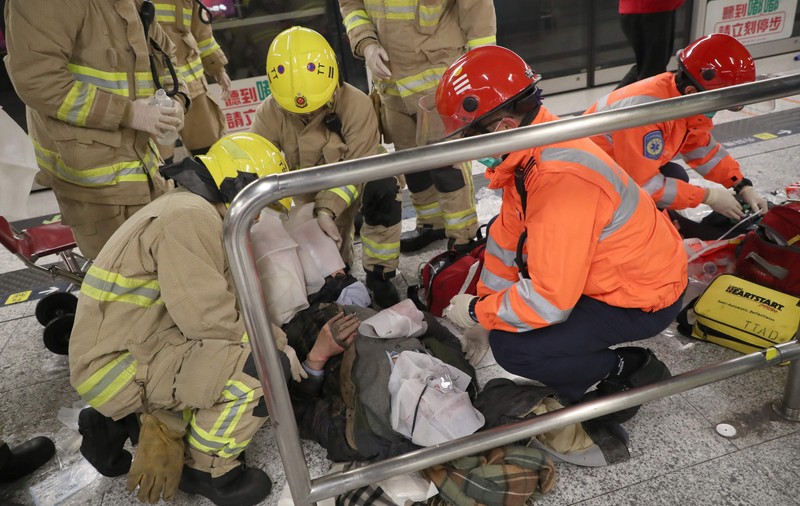 Un bărbat a provocat un incendiu la metroul din Hong Kong. Cel puțin 18 oameni au fost răniți