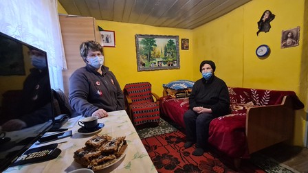 Maria Pruteanu (pe canapea) alături de Petronela, asistent social