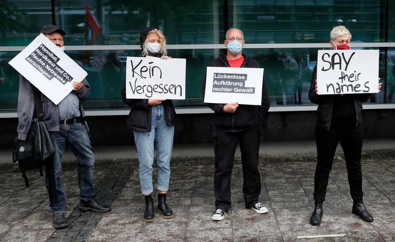 Protestatari, în fața Curții Regionale din Frankfurt.