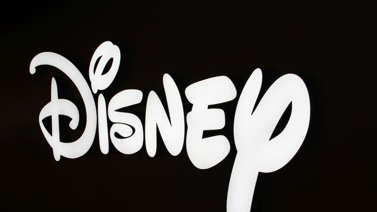Gigantul Walt Disney cumpără o parte a imperiului media deținut de magnatul Rupert Murdoch pentru 60 de miliarde de dolari. Logo Disney cu font alb pe fundal negru