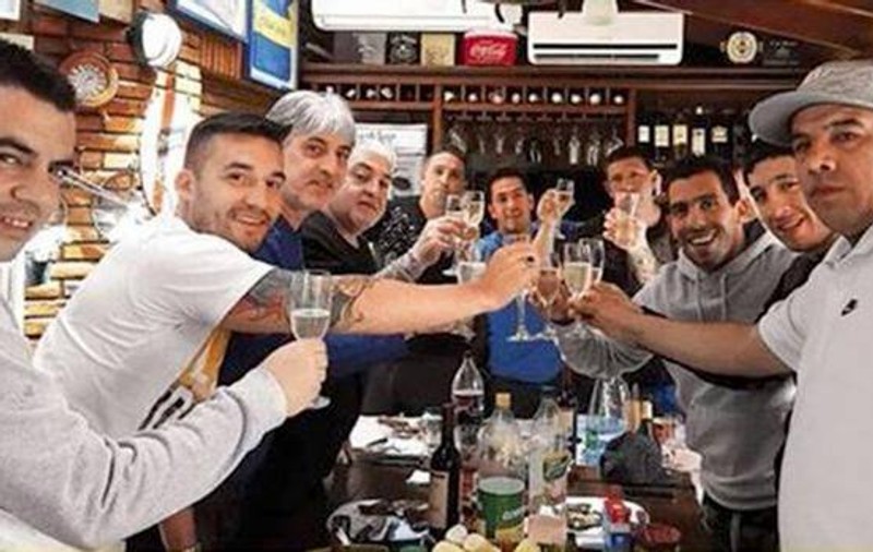 Carlos Tevez, la masă cu infractori! Imaginea care a creat polemică în America de Sud