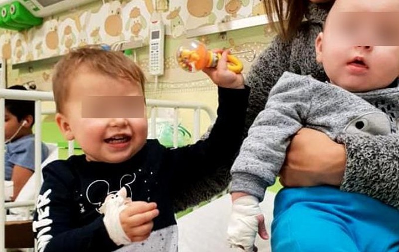 Cine este femeia care și-a abandonat cei doi copii în fața Spitalului Județean din Alexandria. Frații au fost preluați de Protecția Copilului