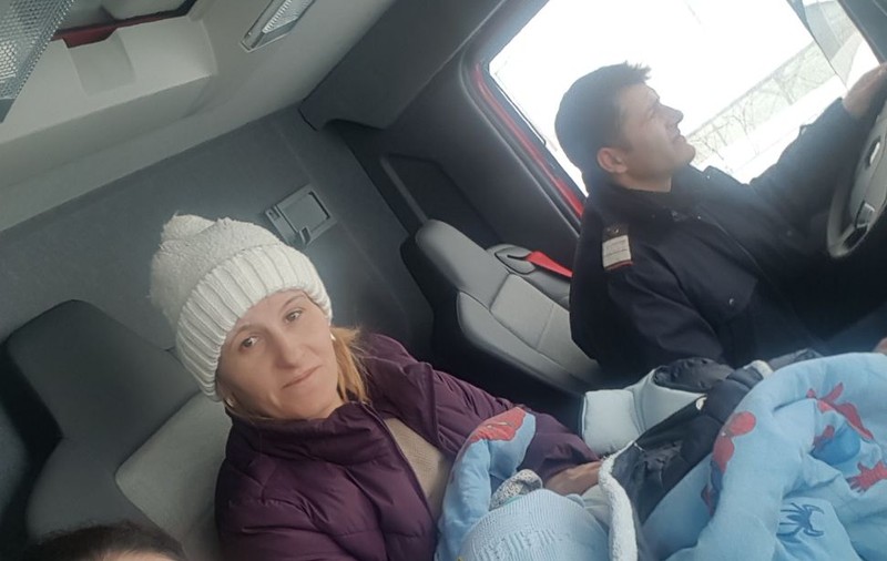 VIDEO/ Pompierii constănțeni au ajutat o femeie cu doi copii bolnavi să ajungă la medic/ GALERIE FOTO