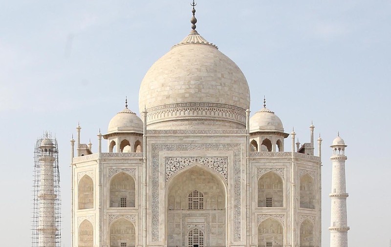 Taj Mahal începe să-și schimbe culoarea din cauza poluării. A devenit verde și galben