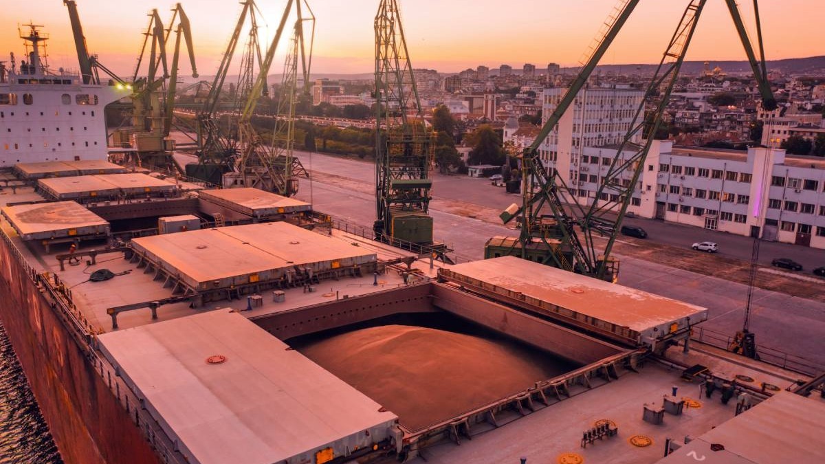 Imagine aeriană a încărcării grâului în cală, la silozul de cereale din port, la apus. Inițiativa privind cerealele de la Marea Neagră și acordul privind cerealele