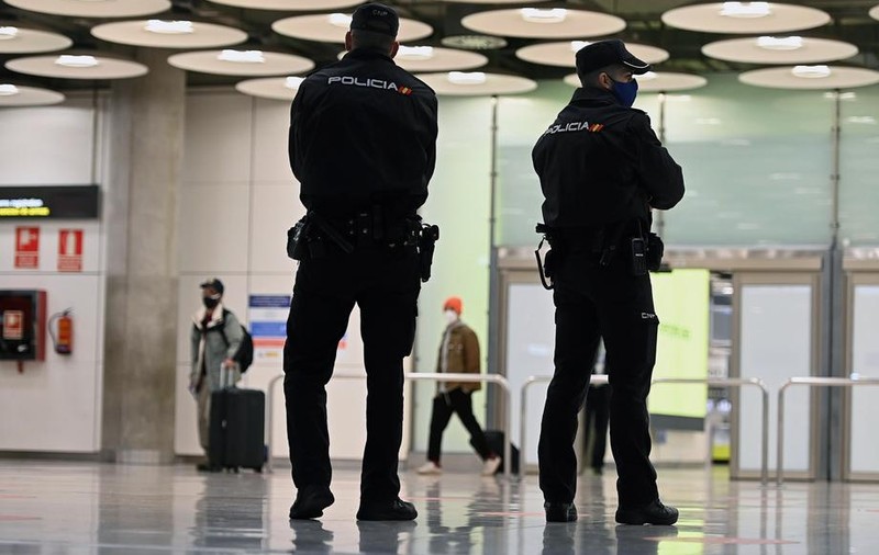 Român arestat pe un aeroport din Spania, când încerca să scoată un copil de 3 ani din țară. Bărbatul, acuzat că l-a răpit