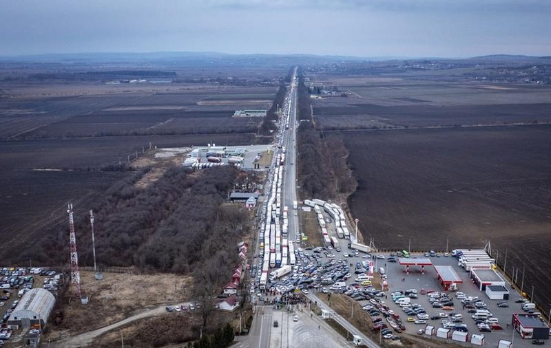 VIDEO | Sute de șoferi stau 14 ore în vama Siret, așteptând să intre cu camioanele în Ucraina