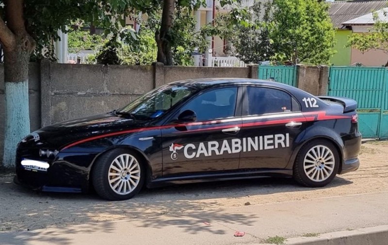 Un bărbat din Olt și-a inscripționat mașina cu „Carabinieri” și „112”. Ce a urmat