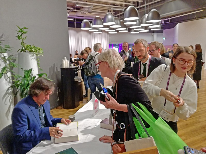 Mircea Cărtărescu, la sesiunea de autografe de la finalul seminarului la târgul de carte de la Göteborg