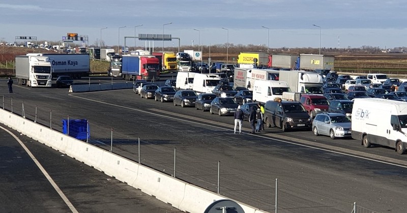 Sunt 8 benzi și 4 stații mobile deschise la Nădlac, dar coada e de 7 km. Foto: Aradon