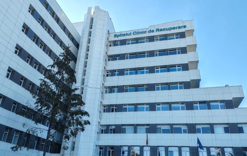 Infirmiera din Iași dată afară după ce o pacientă fără picior a fost lăsată să țopăie până la etaj, trebuie reangajată. Cum a motivat judecătorul decizia