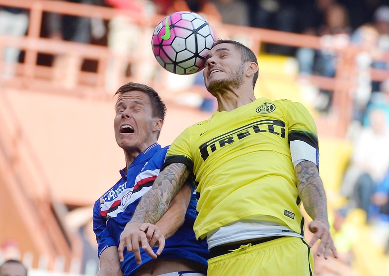 Niklas Moisander (stânga), de la Samp, în duel cu Mauro Icardi (Inter)