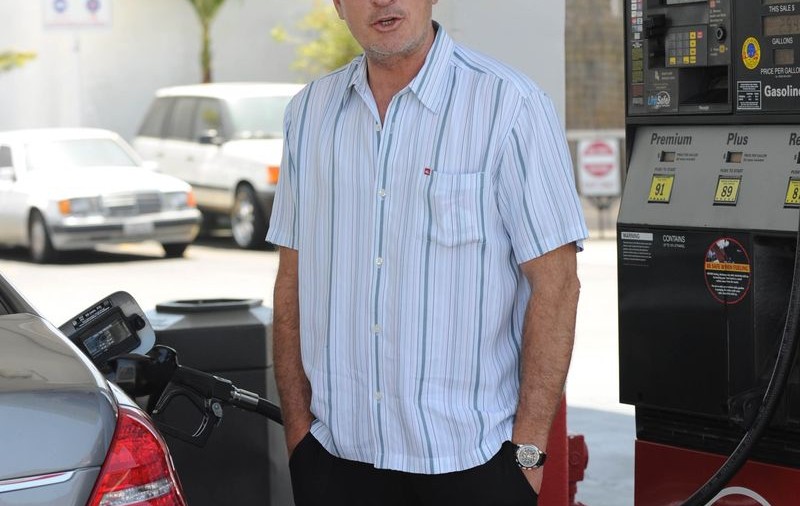 A doua maşina a lui Charlie Sheen găsită într-o râpă în doar 4 luni