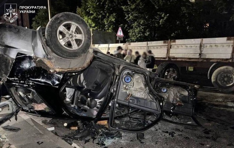 Sute de ucraineni s-au revoltat împotriva mobilizării în Liov și au răsturnat o mașină militară. Urmează o anchetă penală: „Cine o să vă apere de dușmani?”
