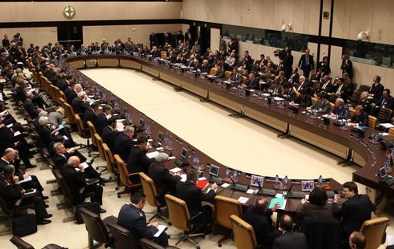 Isterie la Bruxelles! Sute de pacifişti au încercat să pătrundă cu forța în sediul NATO