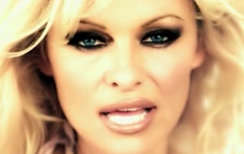 Video / Pamela Anderson, indecentă pentru Australia