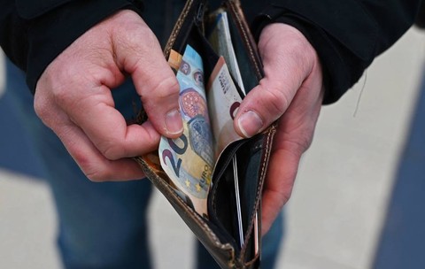 Un bărbat numără bancnote euro dintr-un portofel. Imagine cu caracter ilustrativ. Sursă foto: Getty Images