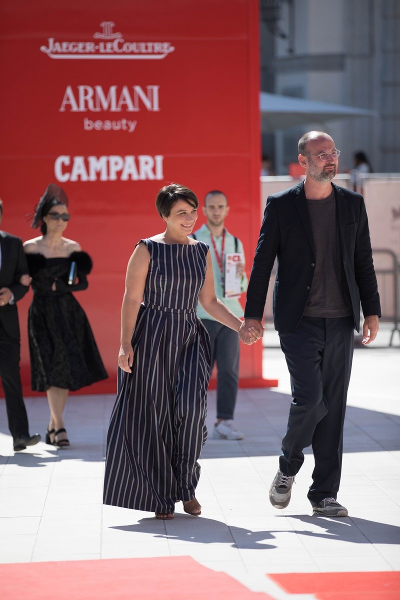 Antoaneta Opriș și Alexander Nanau, sosind pe covorul roșu de la Festivalul de la Veneția