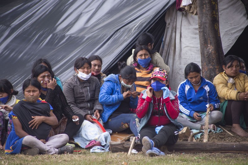 Un grup din tribul Embera doarme în corturi de plastic în Bogota din cauza pandemiei de coronavirus (Foto Hepta)