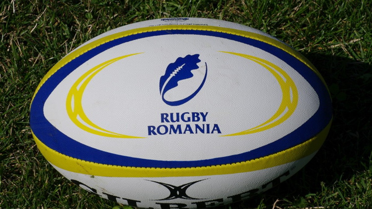 România vrea să câștige Campionatul European de rugby Under 20: minge de rugby.