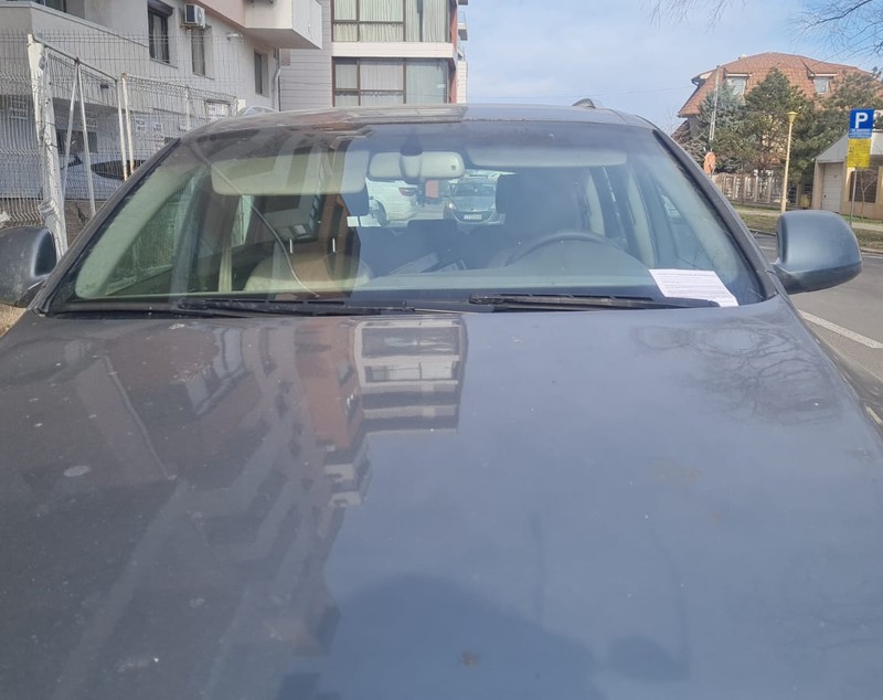 Mașini vandalizate într-un cartier de lux din Constanța. Mesaje ecologiste lăsate în parbrize