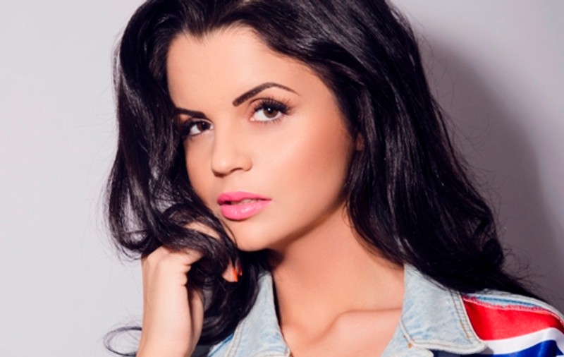 La doar două luni de la debutul oficial în muzică cu piesa "Paradise", Francesca i-a cucerit pe ruşi, greci şi italieni!