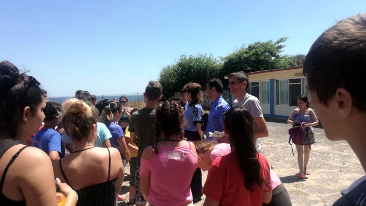 Jandarmi și polițiști în mijlocul elevilor, la Eforie. I-au învățat cum să stea departe de droguri și infracțiuni