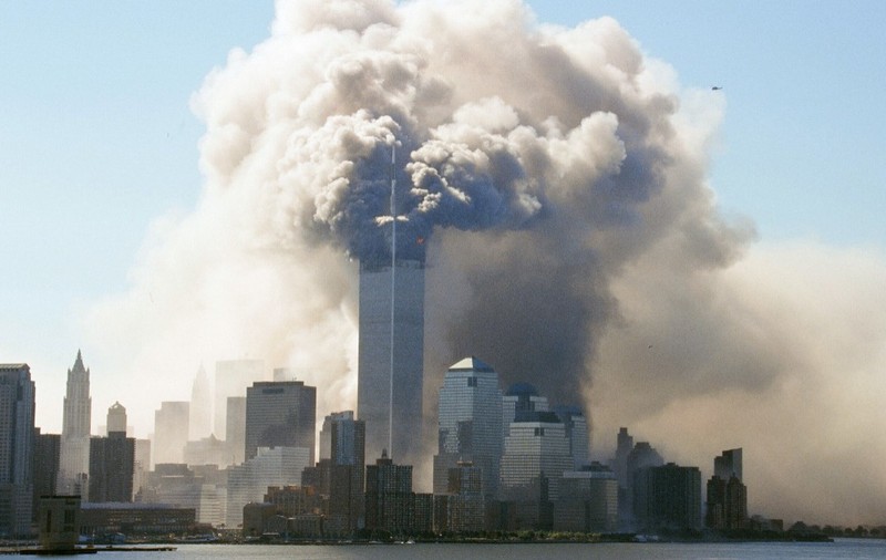 Turnurile gemene din New York, după atentatele din 11 septembrie 2001, se vede cum iese fum din ele 