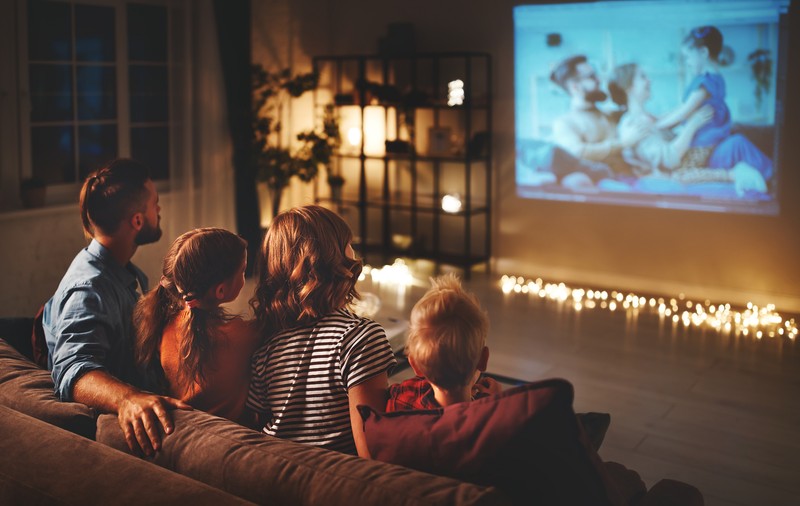 Canalele TV de filme și seriale rezistă în epoca streamingului. Unele chiar bat posturi celebre de știri sau generaliste, care înghit mulți bani publici