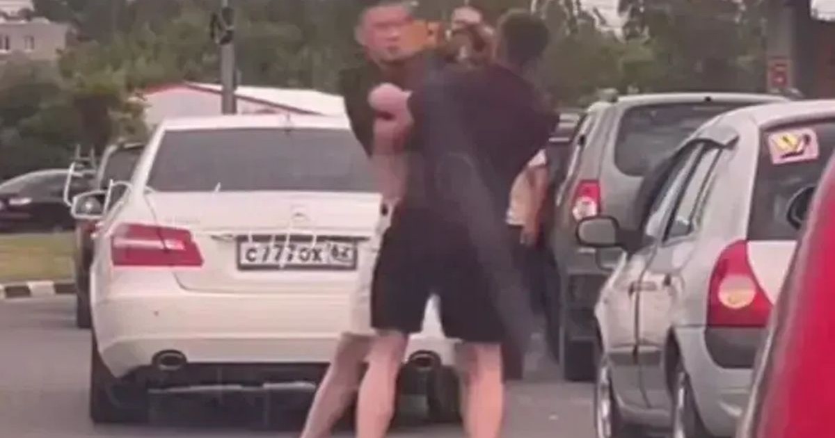 Doi bărbați se bat, cel mai probabil din cauza crizei carburantului, iar lângă ei se văd cozile de mașini care așteaptă la benzinării, în Rusia, Moscova, 9 iulie 2026