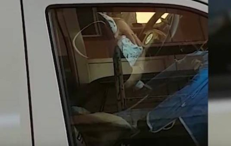 Un bebeluș a fost alăptat într-o mașină cu care se transportă morții. Imagini șocante, în fața Morgii din Reșița / VIDEO