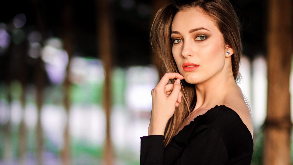 Bianca Banu răstoarnă mitul tocilarului. Ar putea fi un model de succes, dar a ales Sorbona