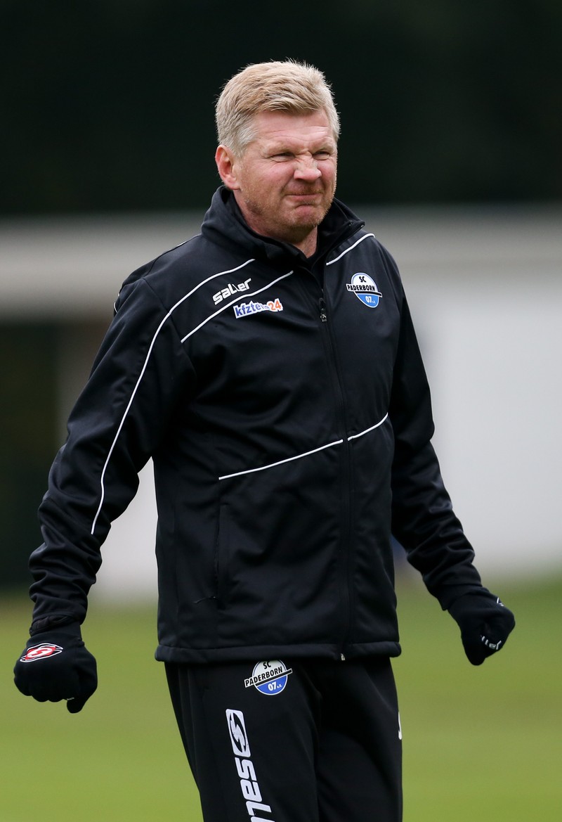 epa04977408 The new coach of the German 2. Bundesliga club SC Paderborn, Stefan Effenberg is running his first training session at the training grounds in Paderborn, Germany, 14 October 2015. It's former national soccer player Effenberg's first time as coach. EPA/FRISO GENTSCH