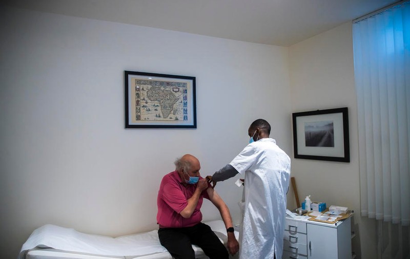 Francezii de la 55 de ani în sus se pot vaccina anti-COVID-19 fără restricții începând de luni